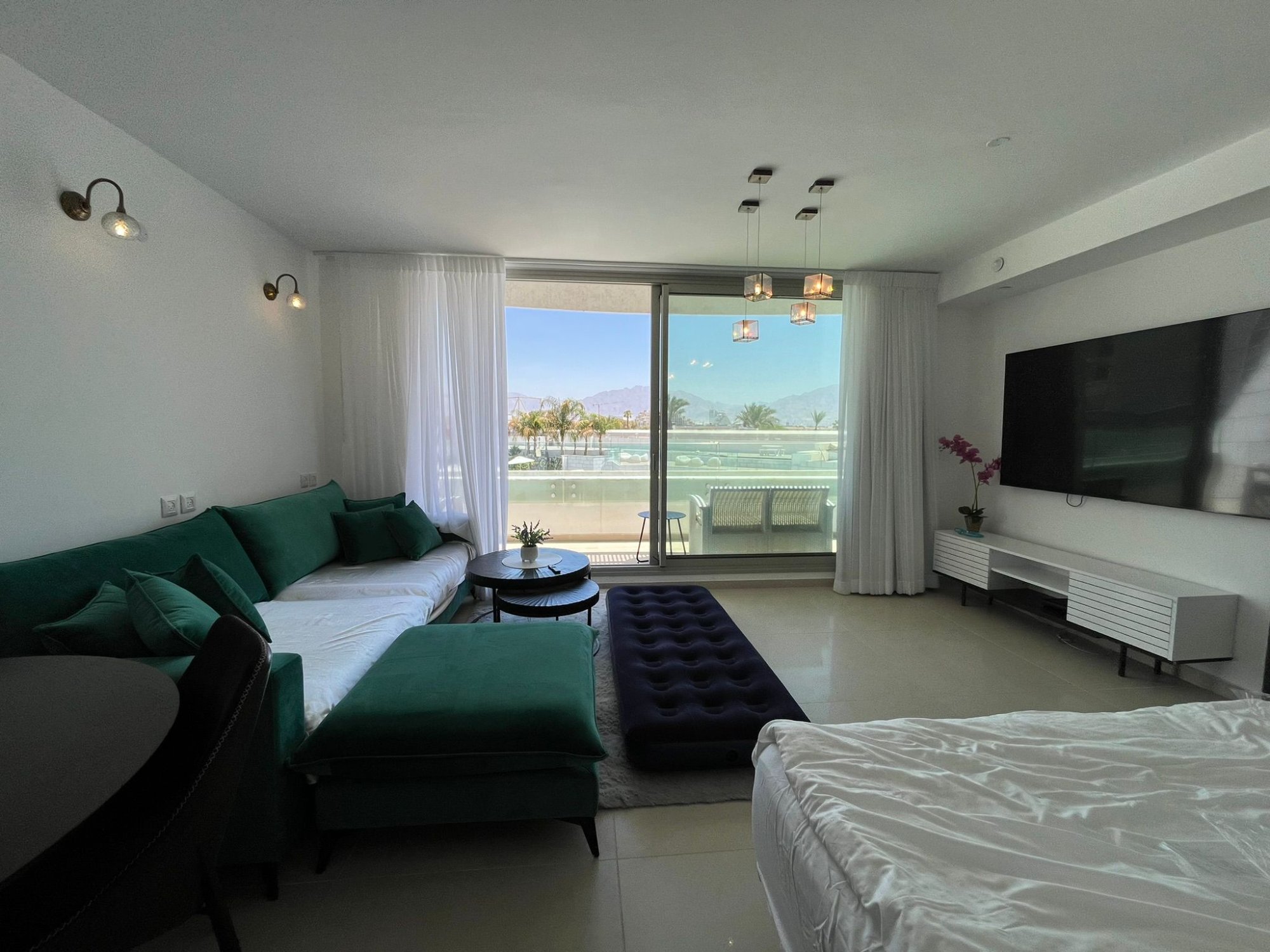 דירה 1 – ספה ירוקה ונוף לבריכה